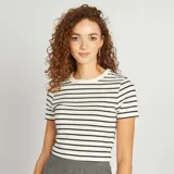 Camiseta de algodón blanca con rayas horizontales negras, cuello redondo y mangas cortas.