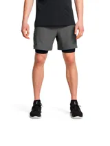 Short deportivo 2 en 1 Under Armour, compuesto por un short exterior gris de tejido ultraligero y un short interior de compresión negro. Cuenta con paneles perforados para ventilación, bolsillos laterales y cintura con cordón ajustable.