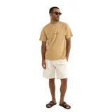 Remera color beige con estampado pequeño en el pecho.