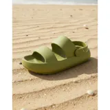 Chancletas tipo gomones de diseño ergonómico, color verde oliva, con doble tira ancha en el empeine y tira trasera ajustable. Fabricadas en material sintético antideslizante con suela de plataforma.