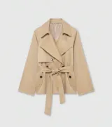 Gabardina corta de color beige, con diseño de doble botonadura, solapas anchas y cinturón ajustable en la cintura. Presenta bolsillos laterales y mangas largas.