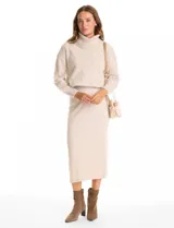 Falda midi de tejido con lurex, color beige, con pretina ancha elastizada y tajo en el ruedo trasero.