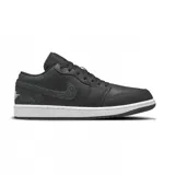 Championes Air Jordan 1 Low SE color negro con detalles en gris y suela blanca. Presentan el logo de Nike en el lateral y el logo de Air Jordan en el talón.