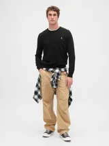 Buzo de tejido liso color verde oscuro, con cuello redondo y un pequeño logo bordado en el pecho.