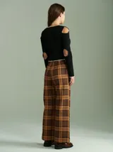 Saco de algodón acanalado color ladrillo, con aberturas en hombros y codos, corte entallado, cuello en V y botones pequeños.