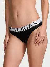 Tanga de microfibra negra con pretina elástica blanca con el logo de la marca estampado.