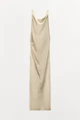 Vestido midi de viscosa con tejido jacquard, escote recto y tirantes finos cruzados en la espalda. Presenta un diseño fluido con abertura lateral en el bajo y cierre de cremallera en la espalda.