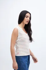 Musculosa blanca con rayas horizontales negras, escote en V y ribete negro en cuello y sisas.