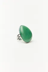 Anillo plateado con piedra verde en forma de gota.