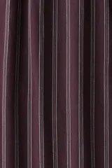 Pantalón de popelina color bordó con finas rayas verticales blancas. Presenta cintura elástica con cordón ajustable y bolsillos laterales. Corte relajado.