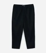 Pantalón balloon de hombre en color negro, confeccionado en mezcla de liocel y algodón, con cintura elástica y bolsillos funcionales.