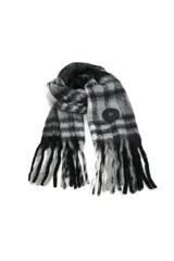 Bufanda de tejido suave con diseño de cuadros en tonos grises, blancos y negros. Presenta flecos en los extremos y un aplique circular de cuero sintético con logo en uno de sus lados.