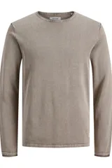 Sweater de punto color beige, de manga larga y cuello redondo.