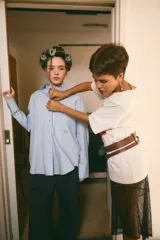 Camisa oversize de popelina 100% algodón, color celeste, con estampado en serigrafía en la parte trasera y en el bolsillo delantero.