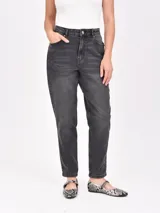 Pantalón jean de tiro alto color gris oscuro, corte recto y tobillos ajustados.