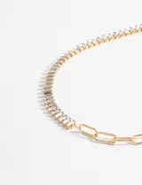 Collar dorado con cadena de eslabones rectangulares y tira de strass plateados. Cierre con barra en forma de T.