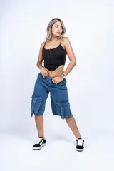 Top negro tipo corset con breteles finos y cierre frontal de ganchos.