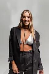 Blazer verde esmeralda de corte clásico con solapas y cierre con botones.