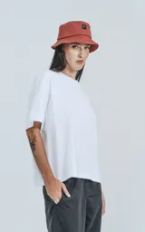 Remera blanca de manga corta con calce boxy fit.