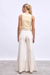 Musculosa de algodón acanalado con cuello redondo, corte ajustado y diseño sin mangas.