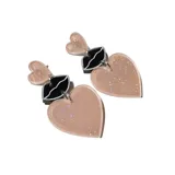 Par de aros colgantes con forma de corazón color rosa con glitter, detalle de labios negros y corazón pequeño en la parte superior.