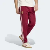 Pantalón deportivo Adidas de la selección de España, color bordó con las icónicas tres tiras blancas laterales. Presenta el escudo de la selección bordado en la pierna derecha y un corte clásico con ajuste cómodo.