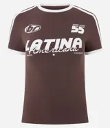 Remera de algodón con elastano, color marrón chocolate con detalles en blanco en el cuello y mangas. Presenta un diseño de estilo deportivo con estampado frontal que incluye la palabra 'Latina' en tipografía destacada y 'Americana' en cursiva, junto con gráficos numéricos y líneas laterales en los hombros.