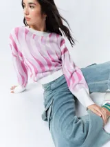 Sweater de punto con diseño abstracto a rayas en tonos blanco, negro y beige.