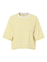 Remera de manga corta con diseño boxy, con estampado de rayas horizontales en color celeste y blanco.