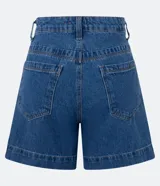 Short de jean azul claro, modelo mom, con cintura alta, cintura sastre y botón forrado.
