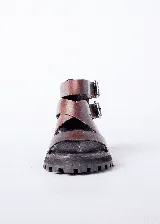 Sandalias negras con textura símil piel de cocodrilo, con plataforma track y tiras anchas con hebillas metálicas ajustables.