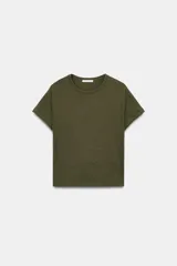 Remera blanca de algodón, de corte regular fit, cuello redondo y manga corta con acabados sin costuras.
