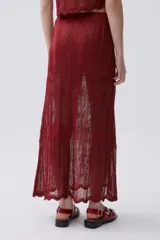 Falda midi tejida con lurex color cereza, de corte recto y calados.
