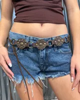 Cinturón de cuero marrón con diseño de apliques circulares metálicos unidos por argollas, con detalle de tiras colgantes laterales.