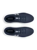 Championes de running Under Armour modelo Charged Surge 4, color azul marino con entresuela blanca. Presentan parte superior de malla transpirable con superposiciones sintéticas, amortiguación Charged Cushioning y suela de goma resistente.