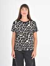 Remera de manga corta con cuello redondo, confeccionada con un estampado animal print de leopardo en tonos negros y beige.