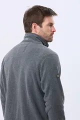 Campera polar de abrigo azul marino, con cuello alto, cierre frontal y bolsillos laterales y en el pecho con cierre.