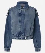 Campera bomber de jean azul oscuro, de corte corto con mangas globo, cuello con solapa y cierre frontal abotonado.