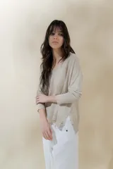 Sweater marrón con brillo, escote en V y mangas 3/4.