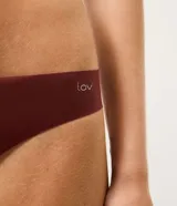 Bombacha tipo hilo dental de microfibra bordó con tecnología seamless, diseño liso y ajuste cómodo al cuerpo, de la marca Lov.