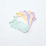 Pack de siete pares de medias invisibles en tonos pastel surtidos: verde menta, blanco, amarillo, rosado claro, celeste, salmón y lila.
