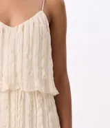 Vestido midi de corte evasé confeccionado en chiffon, con diseño de capas superpuestas, breteles finos y escote en U. Cuenta con forro interior.