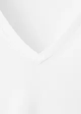 Camiseta blanca de algodón con cuello en V y mangas cortas, de corte ajustado al cuerpo.