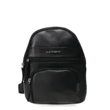 Mochila mediana de cuero sintético negro con textura granulada. Cuenta con un compartimento principal con cierre, un bolsillo frontal con cierre y el logo de la marca grabado en la parte superior.