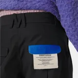 Pantalón sastre de corte ancho y pernera recta, con pinzas frontales, trabillas para cinturón y cierre de botón. Cuenta con bolsillos laterales y traseros con solapa.