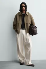 Zapato de vestir tipo derby, color negro, fabricado en piel con horma cuadrada y suela con ligero tacón.