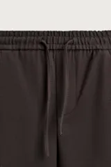 Pantalón regular fit color negro de tejido con viscosa, con cintura elástica ajustable con cordón, bolsillos frontales y traseros.