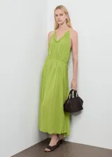 Vestido maxi largo de tejido plisado color verde, con tirantes finos, cuello escotado y cintura fruncida con elástico.