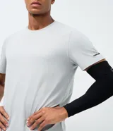 Remera deportiva de hombre en color rojo oscuro, con mangas cortas, cuello redondo y detalle de líneas negras en la manga. Confeccionada en poliéster con tecnología dry fit.