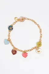 Collar de cadena dorada con charms colgantes en forma de corazones y círculos esmaltados en diversos colores como celeste, bordó, rosado, blanco, azul y verde. Cada dije presenta el logo de la marca grabado y cuenta con un cierre de mosquetón metálico.